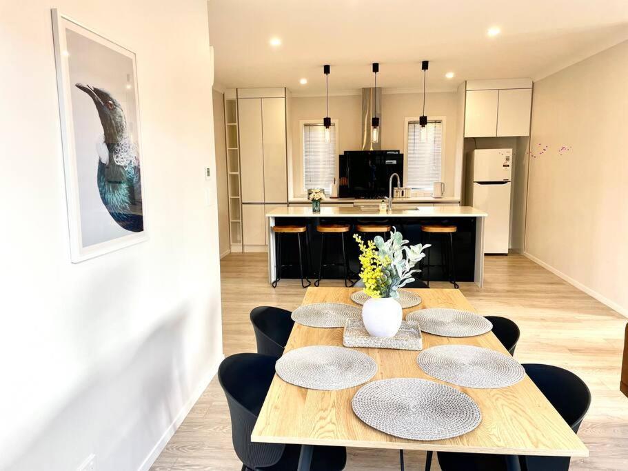 Morden Spacious New House Hamilton Exterior foto